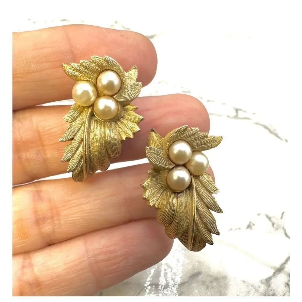 Sarah Coventry gold tone pearl vintage leaf earrings